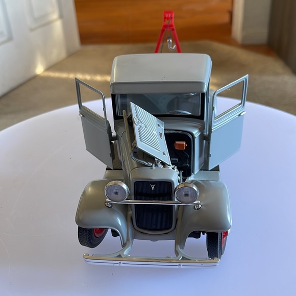 Vintage Road Legends 1/18 92257-1934 Ford Pick-up Wrecker-Grey. - Picture 7 of 13